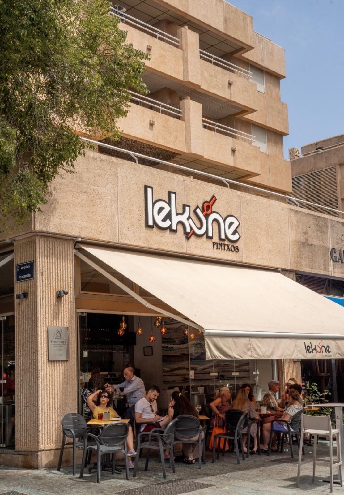 Fachada y terraza de Lekune Pintxos en la Avenida Fontanilla, Marbella