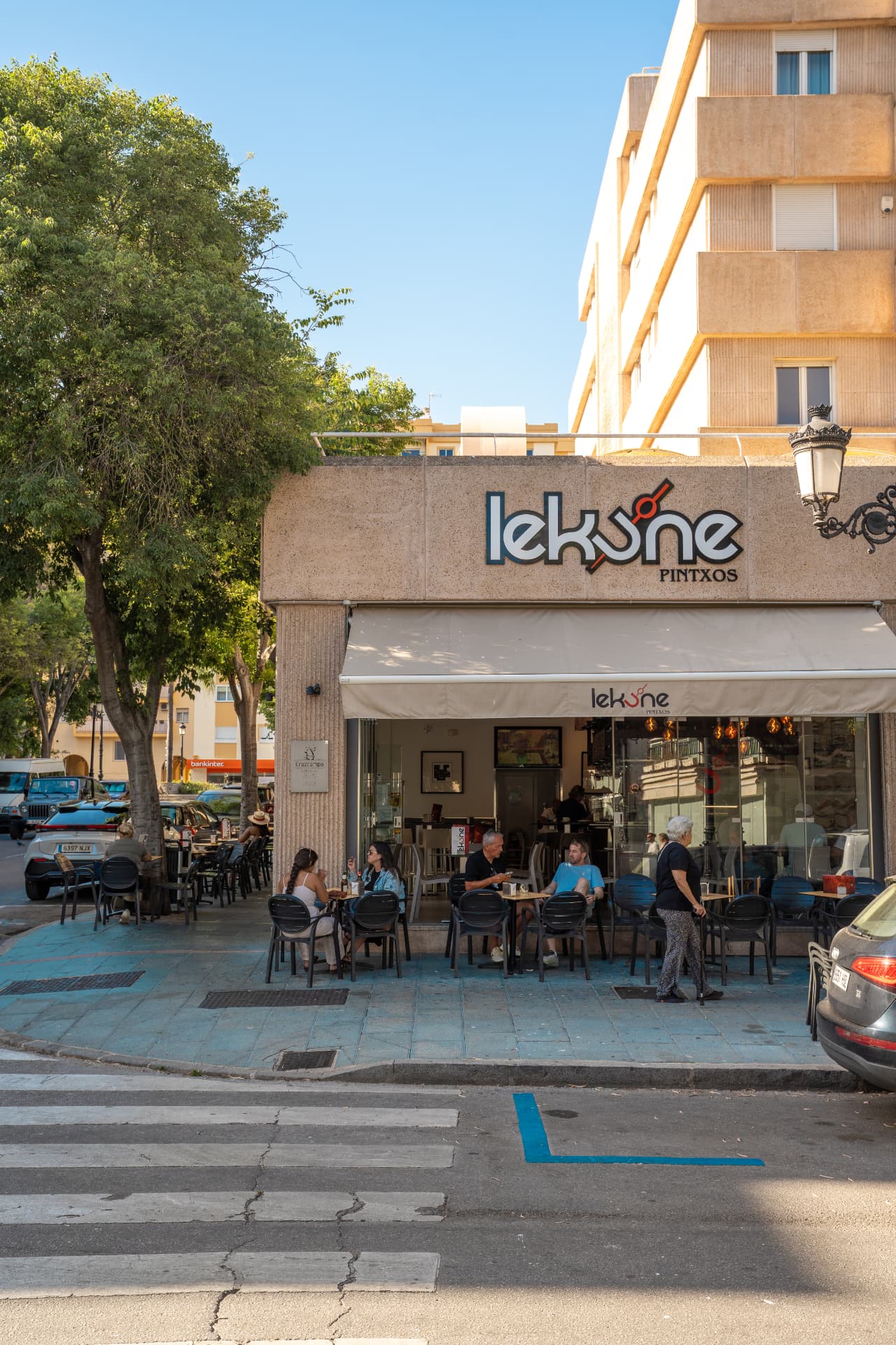 Fachada y terraza de Lekune Pintxos en la Avenida Fontanilla, Marbella